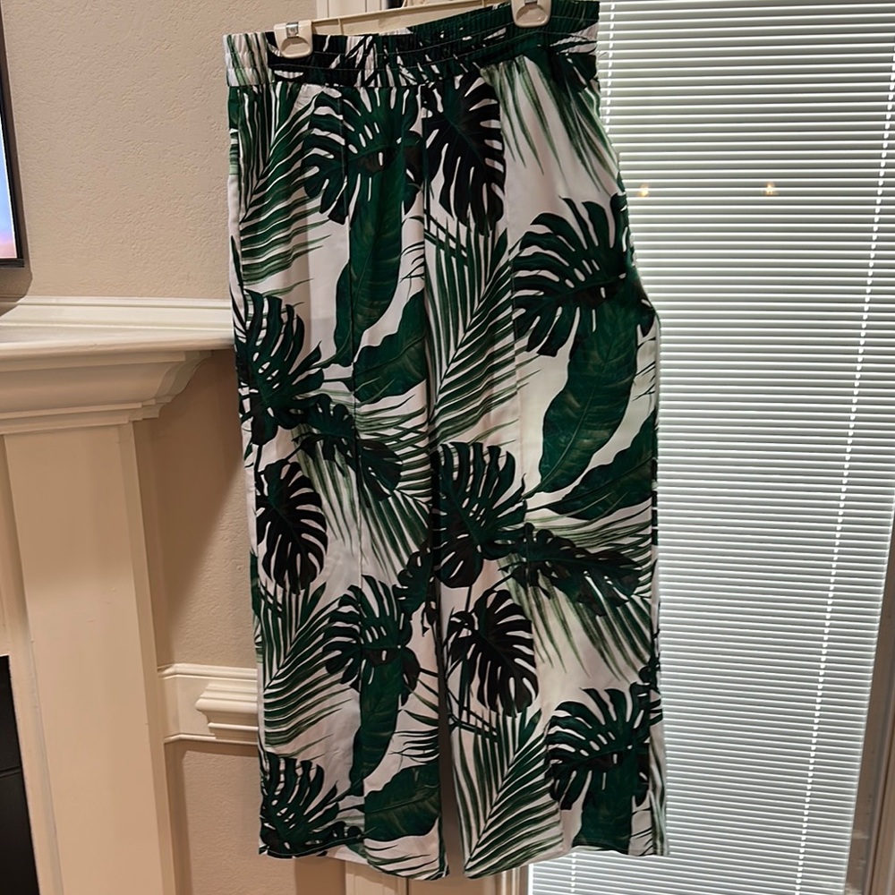 Worthington Green Leaf Pattern Wide Leg Pants. Size M.